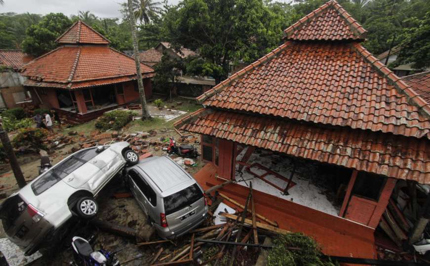 Cunami u Indoneziji usmrtio najmanje 222 osobe